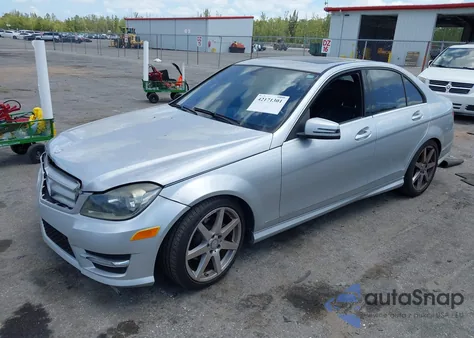 2013 Mercedes-Benz C 250 Luxury/Sport z USA, uszkodzony, nr VIN WDDGF4HB4DR289787